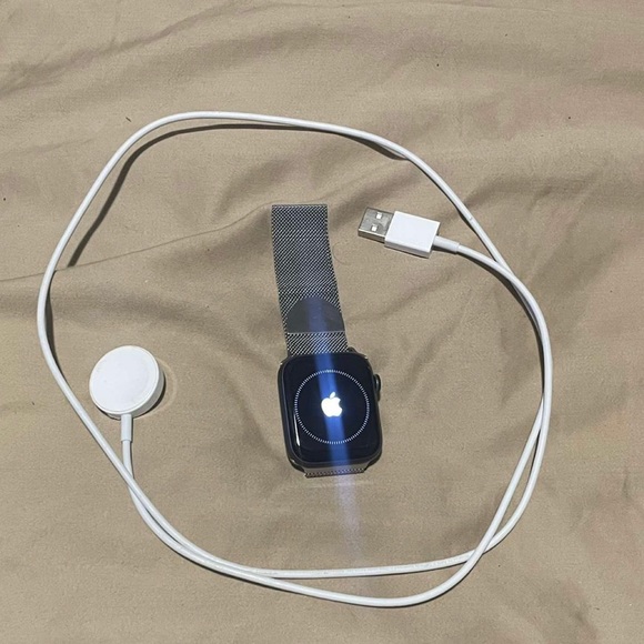 Apple Other - Series 5 Apple Watch • Brand New • Nothing Wrong • Charger Included
